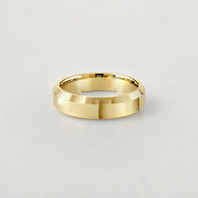 Load image into Gallery viewer, Gent&#39;s Yellow Gold 5.5mm Wedding Ring
