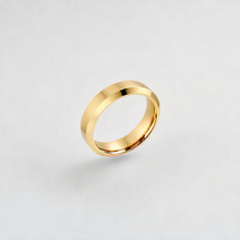 Load image into Gallery viewer, Gent&#39;s Yellow Gold 5.5mm Wedding Ring
